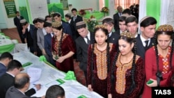 Ýerli ýaşajylar ozalky ses berişliklerde bolşy ýaly, ýekşenbe günündäki saýlawlara-da ilatyň gatnaşygynyň derejesiniň pes bolanlygyny gürrüň berdiler. 