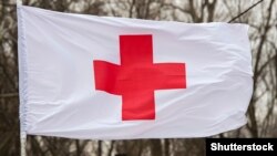 Як зазначили в організації, попри пошкодження автомобіля, співробітники Червоного Хреста змогли доїхати до найближчої міської лікарні, де обом постраждалим надали допомогу
