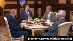 Зліва направо: колишній президент України Леонід Кучма, президент України Петро Порошенко та екс-президенти України Віктор Ющенко та Леонід Кравчук. Київ, 25 жовтня 2018 року