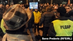 Pristalice DF-a pred Skupštinom, 27. januar 2015, foto: Savo Prelević