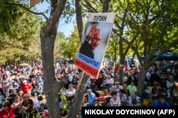 Poster s ruskim predsjednikom Vladimirom Putinom s natpisom "Putin predsjednik mirotvorac" istaknut tokom godišnjeg susreta rusofila u Koprinci, u blizini grada Kazanlaka u centralnoj Bugarskoj, 2019.