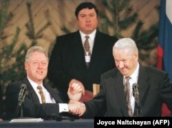ჰელსინკი, 1997 წლის მარტი. აშშ-ის პრეზიდენტი, ბილ კლინტონი ხელს ართმევს რუსეთის პრეზიდენტს, ბორის ელცინს.