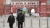 Полицейские патрулируют Красную площадь. Москва, 30 марта 2020 года