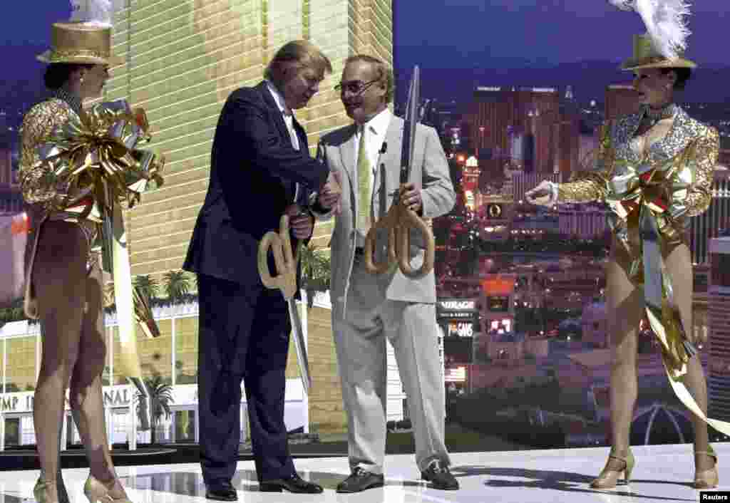 Ceremonija u jednoj od Trampovih luksuznih nekretnina - International Hotel and Tower Las Vegas 2005. godine. &nbsp;