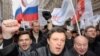 Лидер молодежного «Яблока» Илья Яшин (слева) не отстает от старших товарищей в критике российской власти