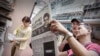 Читатели газеты South China Morning Post с портретом Эдварда Сноудена на первой полосе