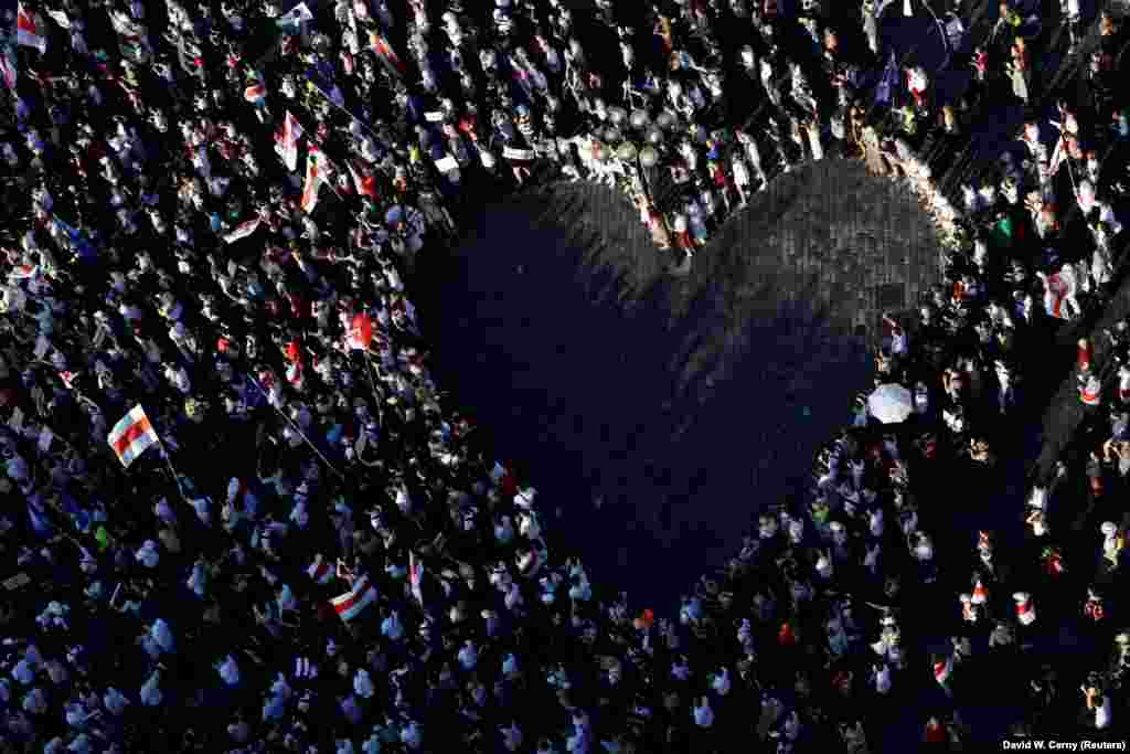 Bjelorusi koji žive u Češkoj su 16. avgusta, zajedno sa svojim pristalicama, okupili kako bi formirali &quot;ljudsko srce&quot; tokom protesta u Pragu u znak solidarnosti i podrške antivladinim demonstrantima u Bjelorusiji.&nbsp;