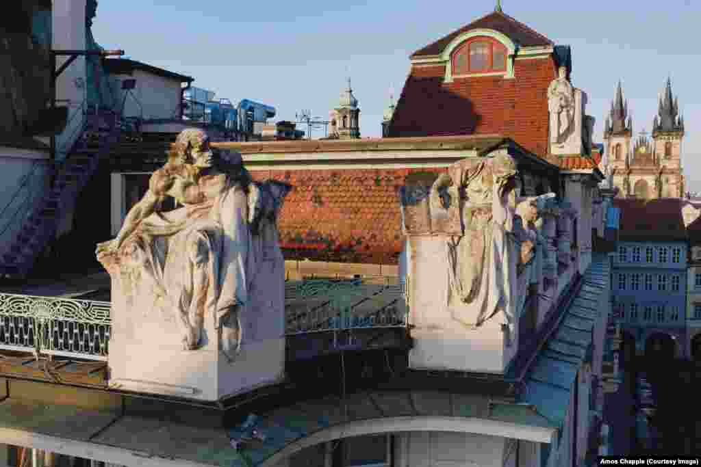 Skulpture Ladislava Salouna (1870-1946) na uglu nove gradske kuće. Saloun je takođe napravio čuveni spomenik Janu Husu na Starom gradskom trgu. &nbsp;
