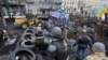 Уборка баррикад на улице Грушевского в центре Киева