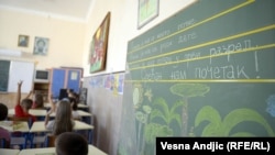 Trenutni plan Ministarstva prosvete je da samo niži razredi redovno odlaze u školu dok će stariji i srednjoškolci imati kombinovanu nastavu – onlajn i časove u školi