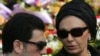 Аз чап Алиризо Паҳлавӣ ва модараш Фараҳ ПаҳлавӣIranian 15-уми апрели соли 2005.