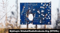 Tragovi sukoba na izrešetanom putokazu koji pokazuje pravac ka gradu Donjecku na istoku Ukrajine, zabeležni septembra 2017. Broj srpskih dobrovoljaca koji se borio na pro-ruskoj strani nije poznat, ali je upravo 2017. ambasador Ukrajine u Beogradu izneo podatak o oko 300 ljudi. 