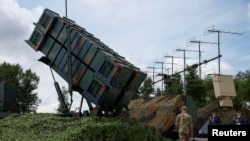 Ukrajinski vojnici ispred sistema protivvazdušne odbrane Patriot u Ukrajini