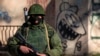 Вооруженный солдат у военный базы в Симферополе