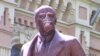 Памятник Ленину в Киеве недавно пострадал от рук вандалов