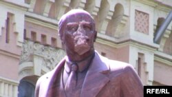 Памятник Ленину в Киеве недавно пострадал от рук вандалов