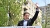 Кандидат в мэры Тбилиси от правящей партии Гиги Угулава со своим лозунгом "еше много надо сделать"