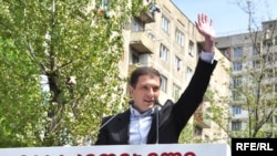 Кандидат в мэры Тбилиси от правящей партии Гиги Угулава со своим лозунгом "еше много надо сделать"