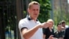 Алексей Навальный у здания Следственного комитета рассказывает о предъявленном обвинении, 31 июля 2012 года