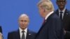 Президент США Дональд Трамп проходит мимо президента России Владимира Путина, когда участники саммита «Группы двадцати» готовились к коллективной фотографии. Аргентина, Буэнос-Айрес, 30 ноября 2018 года