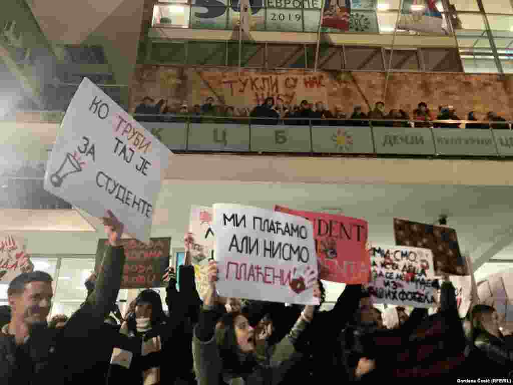 Studenti su, reagujući na izjavu predsednika Srbije Aleksandra Vučića da su plaćeni za proteste, simbolično pred RTS odneli dva prazna džaka, kako su rekli, da bi &quot;vratili novac koji su dobili za njegovo rušenje&quot;. &quot;Ovde ostavljamo ove džakove. Možete da ih dostavite predsedniku i da mu poručite da studenti traže javno izvinjenje. U potpisu &#39;Uvređeni studenti&#39;&quot;, pročitala je u saopštenju jedna od studentkinja.