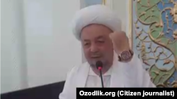 Главный имам-хатиб Ташкента Анвар-кори Турсунов демонстрирует прихожанам свои часы во время пятничной молитвы в мечети «Минор».