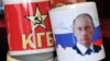 Россия. Продажа сувениров на Манежной площади вблизи Кремля. Москва. 06.03.2012