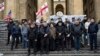 Люди, выстроившись в несколько рядов, постарались выразить свое отношение к происходящему без слов, молча