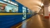 У Києві зачиняли на вхід чотири станції метро через пасажирку, що потрапила під потяг