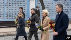 Zdesna nalevo: Premijer Belgije Aleksander de Kruo, predsednica Evropske komisije Ursula fon der Lajen, predsednik Ukrajine Volodimir Zelenski, premijeka Italije Đorđa Meloni i premijer Kanade Džastin Trudo u Kijevu, 24. februar 2024.