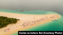 "Afera o tome tko će iznajmljivati ležaljke na plaži trese zemlju." (na fotografiji: Zlatni rat)
