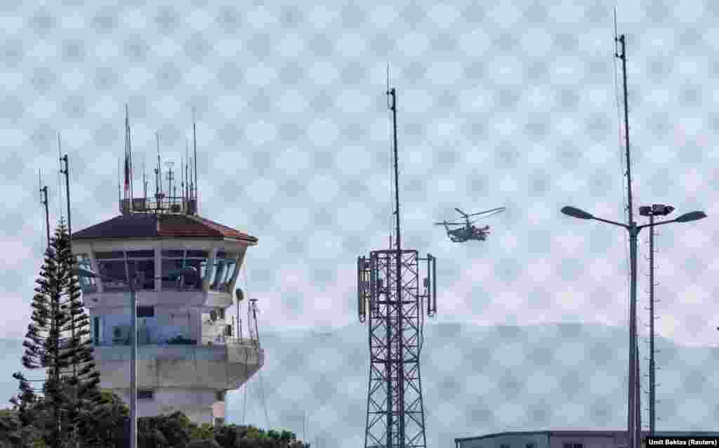 Ruski jurišni helikopter leti iznad vazdušne baze Hmeimim. Visoka predstavnica EU za spoljnu politiku i bezbjednost Kaja Kalas je 16. decembra nagovijestila da bi novi lideri Sirije u Damasku mogli biti pod pritiskom da zatvore ruske baze u Siriji kao uslov za priznavanje nove vlade te bliskoistočne zemlje od strane EU. &quot;Mnogi ministri spoljnih poslova su shvatili kako bi to trebalo da bude uslov za novo rukovodstvo da se takođe i oni oslobode ruskog uticaja tamo&quot;, rekla je novinarima. &nbsp;