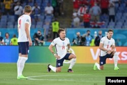 Euro 2020 - Četvrtfinale - Ukrajina protiv Engleske - Stadion Olimpico, Rim, Italija - 3. jul 2021. Englez Kalvin Phillips kleknuo je u znak podrške kampanji Black Lives Matter pre meča