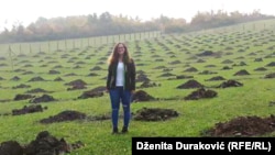 Nakon što je krajem ljeta pripremila zemljište, ovih dana Ena je ponovo došla u Bihać gdje će zasaditi i prve sadnice lješnjaka na svojoj plantaži. Za sada njih 250