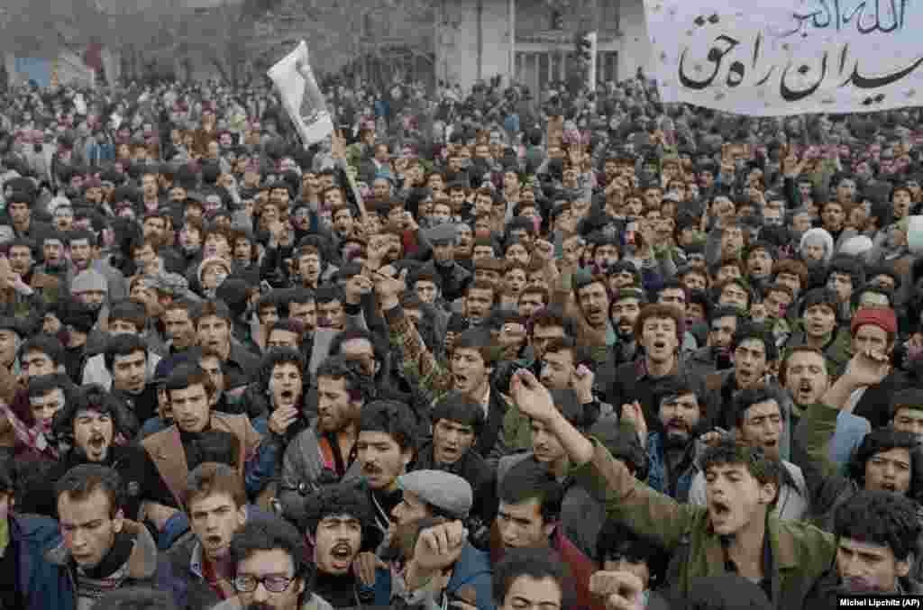 Uprkos uspostavi vojne uprave hiljade prkosnih demonstranata nastavilo je da preplavljuje ulice Teherana i 9. oktobra, 1978. godine nastavili su se protesti protiv šaha Muhameda Reze Pahlavija.