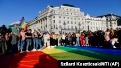 ლგბტ თემის მხარდამჭერი საპროტესტო აქცია უნგრეთის პარლამენტსი წინ. ბუდაპეშტი, 14 ივნისი. 