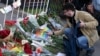 Россия. Цветы у посольства США в Москве в память о жертвах трагедии в Орландо. 13.06.2016