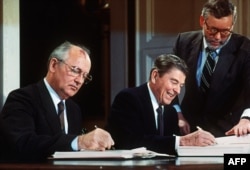 Reagan i Gorbačov su 1987. potpisali sporazum o ukidanju čitave kategorije nuklearnog naoružanja – raketa srednjeg dometa, Bela kuća, 8. decembar 1987.