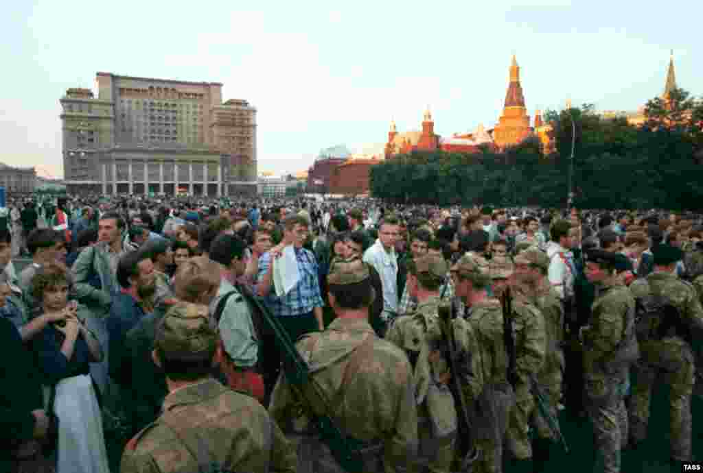 Натовп збирається на Манежній площі Москви, 20 серпня 1991 року.