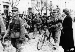 Bugari dočekuju nacističke trupe, mart 1941. godine