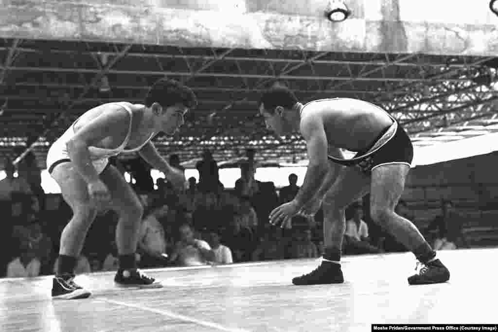 Meč hrvača iz Izraela i Irana na VII Maccabiah igrama u Tel Avivu, Izrael, u avgustu 1965. godine. Igre se održavaju svake četiri godine i otvorene su za jevrejske sportiste iz cijelog svijeta.Jevreji su prisutni u Iranu milenijima. Tokom 1970-ih, u zemlji je živjelo skoro 100.000 Jevreja. Do 2012. godine, ostalo ih je samo 8.756.