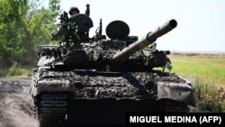Ukrajinski vojnici u tenku T-72 na istočnom frontu, 13. jul 2022.