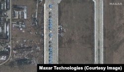 Ruski vojni avioni Sukhoi Su-34 postrojeni su u ruskoj vazduhoplovnoj bazi Morozovsk