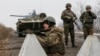 Украинские военные неподалеку от Дебальцева
