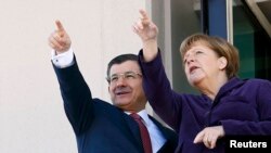 Ахмет Давутоглу (л) і Анґела Меркель (п) під час зустрічі в Анкарі, 8 лютого 2016 року