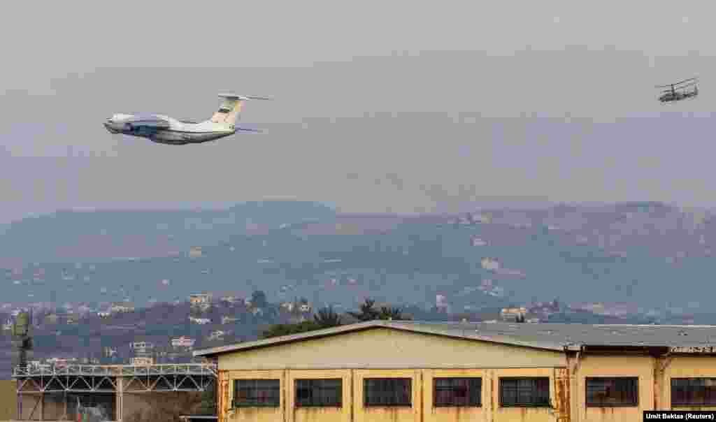 Ruski transportni avion polijeće iz baze Hmeimim 15. decembra dok iza njega leti jurišni helikopter. Bektas kaže da je baza puna aviona, ali oko ruskog kompleksa, ulice su &quot;veoma tihe... Možete vidjeti kolica, invalidska kolica koja leže okolo, puno stvari razbacanih po cesti. To vam daje osjećaj da se (nešto dogodilo) kada su pobunjenici stigli u bazu&quot;. &nbsp;