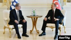 Azerbaijani President Ilham Aliyev (right) meets with Prime Minister of Israel Benjamin Netanyahu in Baku on December 13.