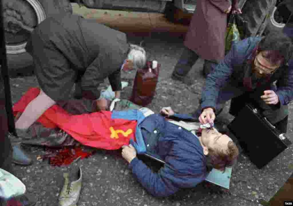 По тогдашним оценкам Министерства внутренних дел, около 600 хорошо вооруженных бойцов в ночь на 3 октября сформировали оборону здания парламента – Белого дома. 3 октября демонстранты перед Белым домом прорвали ряды милиции. Указом Ельцина в Москве было введено чрезвычайное положение 