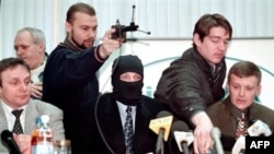 Проблемы Михаила Трепашкина (слева) начались после того, как он выступил вместе с Алекскандром Литвиненко (справа) с обвинениями в адрес руководства ФСБ