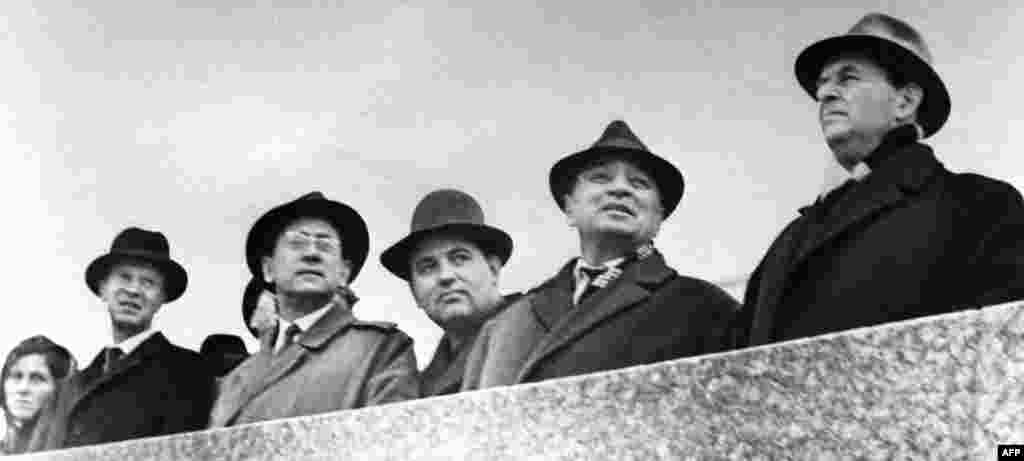 Gorbačov (treći zdesna) na proslavi revolucije u Stavropolju, 1960.
